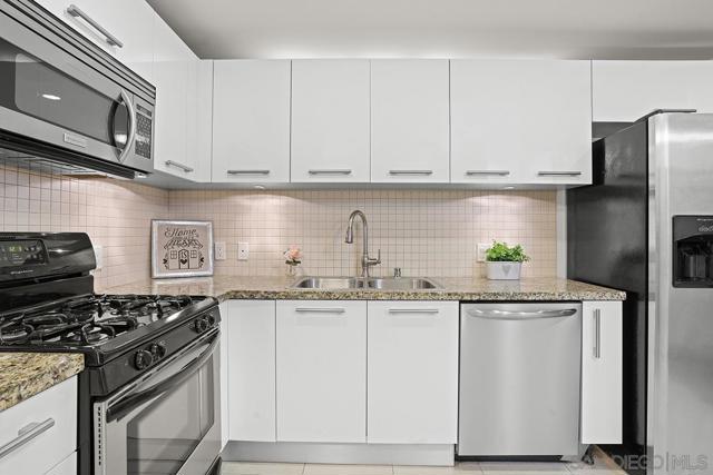 1431 Pacific Hwy, San Diego CA: https://media.crmls.org/mediaz/8eb7ab57-0d26-47e1-98e2-5b15f45c380f.jpg