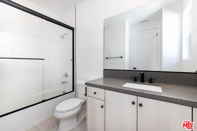 11770 N Hillsborough Lane, Porter Ranch CA: https://media.crmls.org/mediaz/8eb7ed88-8ca4-4895-801a-84fed1b39c33.jpg