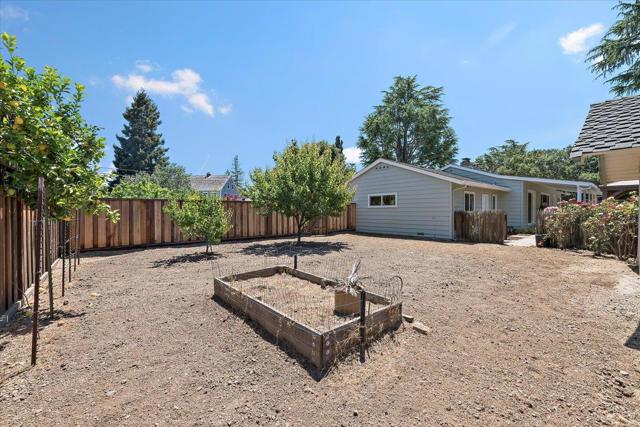 1480 Oakhurst Avenue, Los Altos CA: https://media.crmls.org/mediaz/8eb7f811-c681-4221-a0f2-dbcc733c04f8.jpg