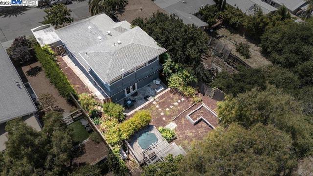 4418 Virginia Ave, Oakland CA: https://media.crmls.org/mediaz/8eb7fdf4-d6cc-4507-bbc0-20b1f5f3250d.jpg