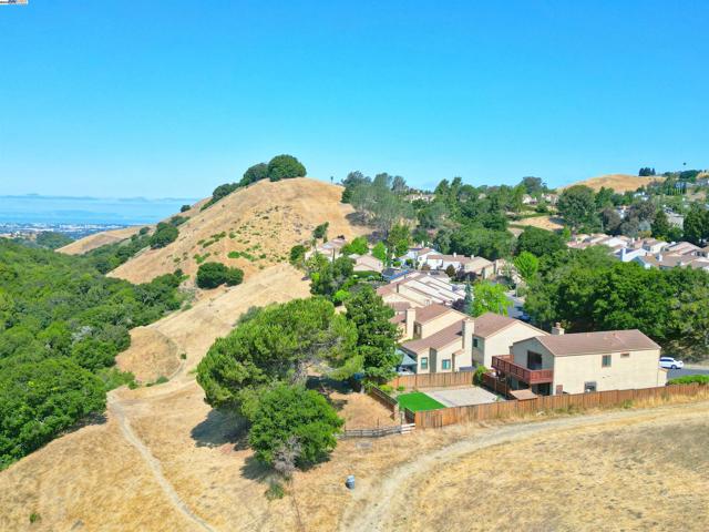 28111 Ziele Creek Dr, Hayward CA: https://media.crmls.org/mediaz/8eb8321b-53b4-438c-807e-57326f05511b.jpg