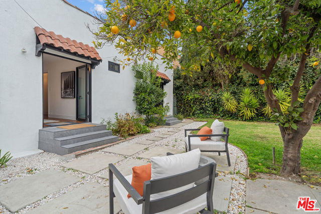 722 N La Jolla Avenue, Los Angeles CA: https://media.crmls.org/mediaz/8eba22d0-9169-40f7-98a7-34153ec23cbf.jpg