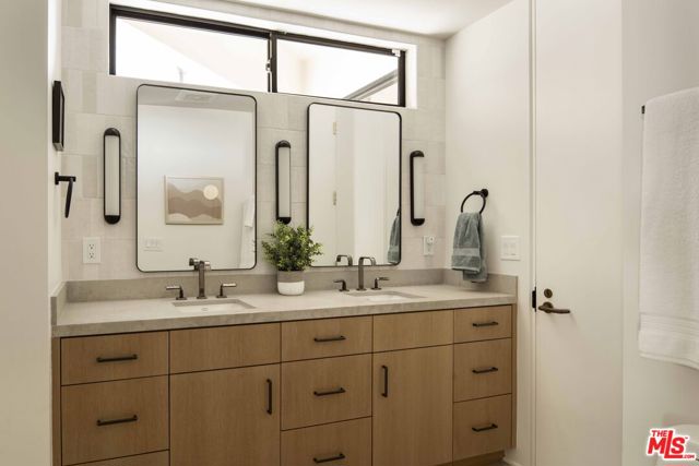 734 Esplanade, Redondo Beach, California 90277, 2 Bedrooms Bedrooms, ,2 BathroomsBathrooms,Residential,For Sale,Esplanade,25559139