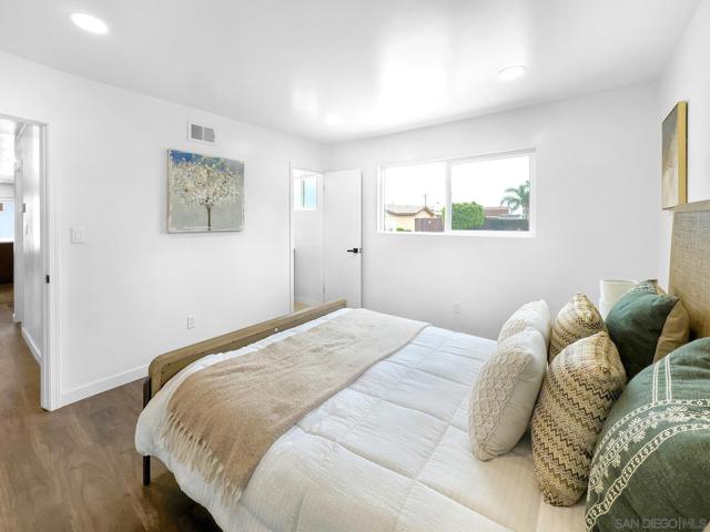 1427 Signal Ave, San Diego CA: https://media.crmls.org/mediaz/8ebbda4e-8b93-4def-9d5b-637dac27bf08.jpg