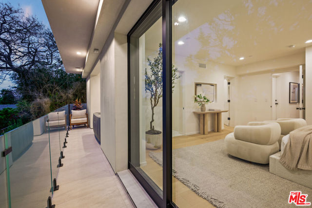 2530 Beverley Avenue, Santa Monica CA: https://media.crmls.org/mediaz/8ebc3ee7-5b40-4053-aaea-14abc38ec1fd.jpg
