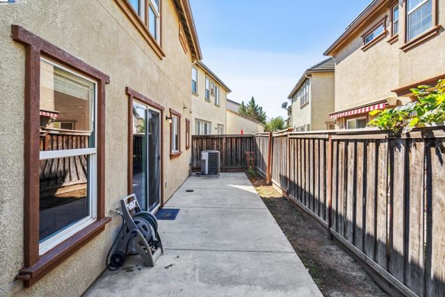 17351 Pheasant Downs Rd, Lathrop CA: https://media.crmls.org/mediaz/8ebc6f2b-cf0e-4fd2-8c25-b5bc0d56f6e4.jpg