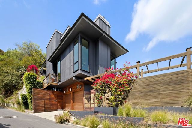 2860 Hollyridge Drive, Los Angeles CA: https://media.crmls.org/mediaz/8ebd5125-eb55-42b6-9cf5-99057c50e86d.jpg