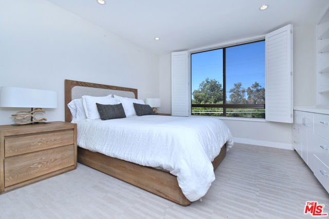 851 N Kings Road, West Hollywood CA: https://media.crmls.org/mediaz/8ebd5ef0-3e4e-4dfe-9312-f81cf0fdcd3a.jpg