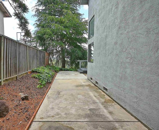 6525 Bellhurst Ln, Castro Valley CA: https://media.crmls.org/mediaz/8ebd7116-ff13-4e27-a312-8c776a1ec47b.jpg