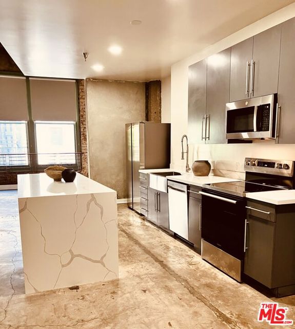 711 S Olive Street, Los Angeles CA: https://media.crmls.org/mediaz/8ebd781a-0972-42ec-bf16-ff869b4351ba.jpg