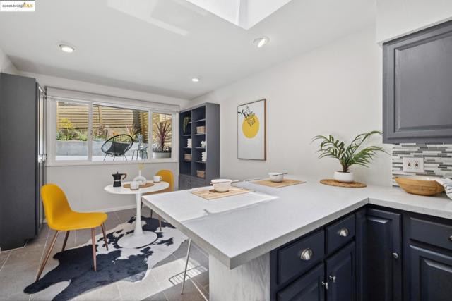 5920 Ascot Dr, Oakland CA: https://media.crmls.org/mediaz/8ebda76d-d6ea-4a17-b99f-e29472bb3910.jpg