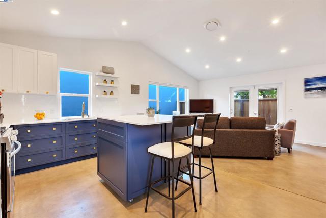 930 Magnolia Drive, Alameda CA: https://media.crmls.org/mediaz/8ebde8f5-cd2b-4ab7-b45b-4367dba65913.jpg