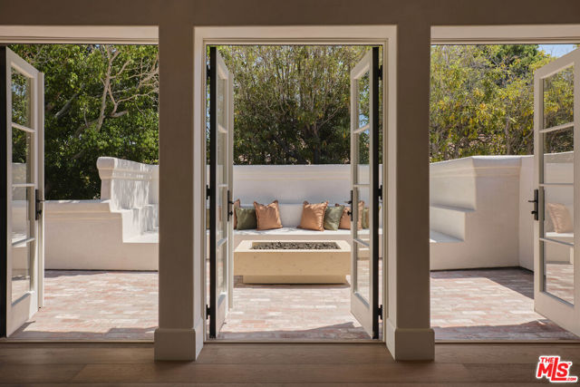 624 N Arden Drive, Beverly Hills CA: https://media.crmls.org/mediaz/8ebf7c20-ba9c-4907-870f-a0df5edb7ab7.jpg