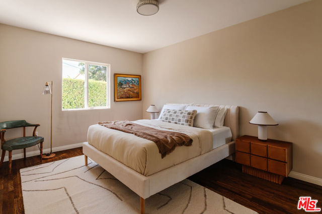 3975 Sutro Avenue, Los Angeles CA: https://media.crmls.org/mediaz/8ebfeb9f-38cf-4ef7-832e-6ccc3975b4e4.jpg