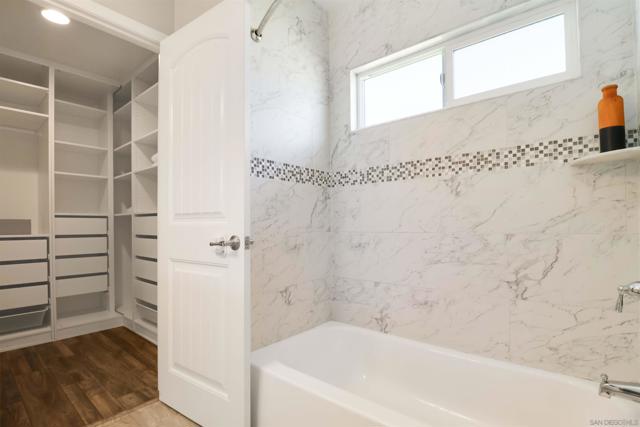 918 La Tierra Dr, San Marcos CA: https://media.crmls.org/mediaz/8ebfee93-b971-41a5-ae05-ffb54e6beea2.jpg