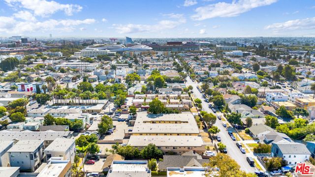 1215 W 39th Place, Los Angeles CA: https://media.crmls.org/mediaz/8ec0a84d-c220-4101-b8d1-838c56b2398a.jpg