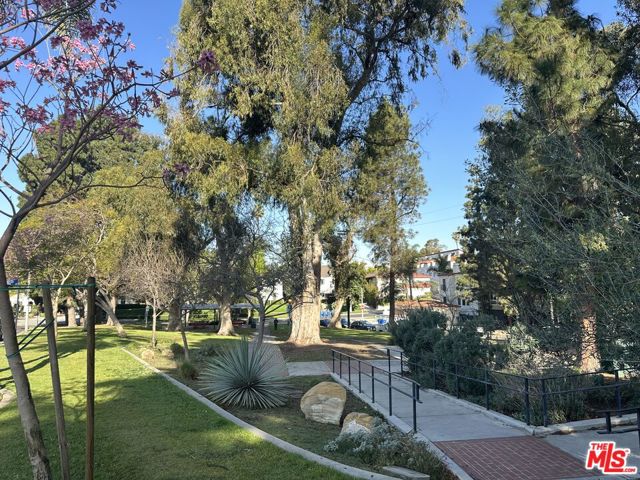 1027 S Lucerne Boulevard, Los Angeles CA: https://media.crmls.org/mediaz/8ec0fef6-4148-4045-a0e7-89f01742b1f0.jpg