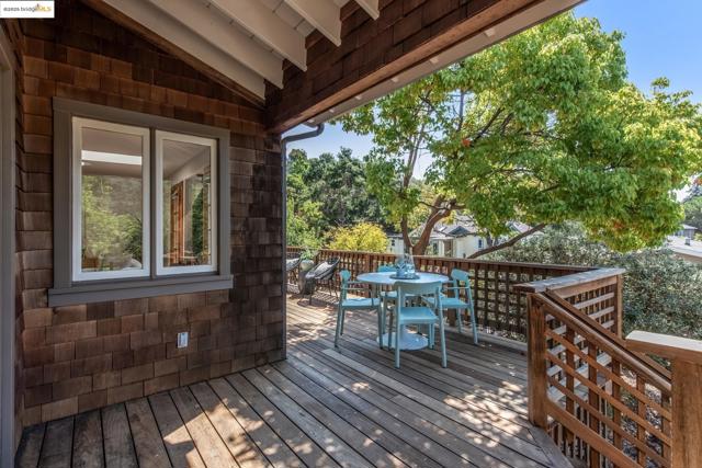 3176 Jordan Rd, Oakland CA: https://media.crmls.org/mediaz/8ec1e652-b804-4bbf-bd02-6afe860f778c.jpg