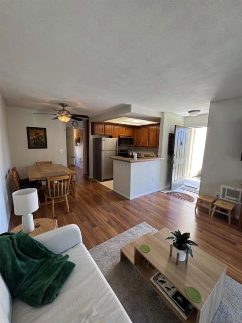 432 Edgehill Ln, Oceanside CA: https://media.crmls.org/mediaz/8ec233b3-78c5-4152-b56b-5f23e75b0fa7.jpg