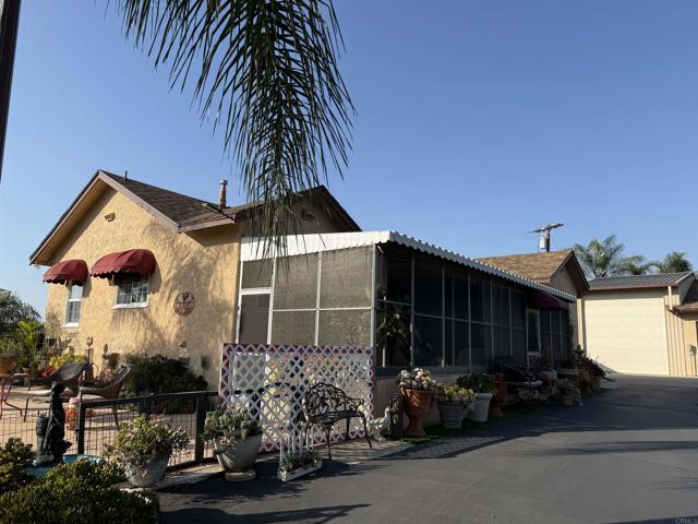 1704 Winterwarm Dr, Fallbrook CA: https://media.crmls.org/mediaz/8ec248e2-262d-404f-b1cc-5d08b44a2f2c.jpg