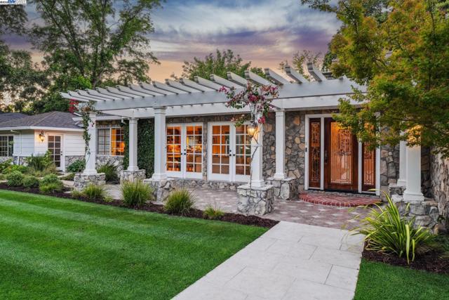 55 Cora Ct, Walnut Creek CA: https://media.crmls.org/mediaz/8ec2e7ae-cc2a-49f2-8144-2eba6e70434e.jpg