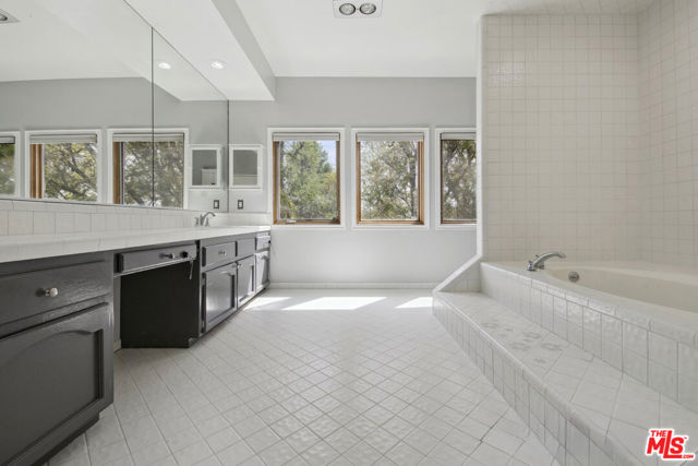 5527 Columbus Avenue, Sherman Oaks CA: https://media.crmls.org/mediaz/8ec36784-f3b7-4dc8-b7fe-4e95ba9f44de.jpg