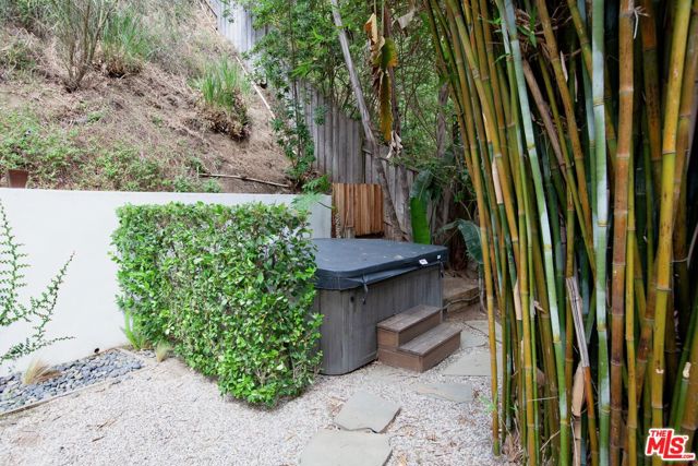 2415 Laurel Pass / Bypass, Los Angeles CA: https://media.crmls.org/mediaz/8ec37814-6fba-4103-aad9-39a40e02cefa.jpg