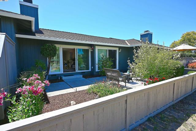 1976 Saint George Rd, Danville CA: https://media.crmls.org/mediaz/8ec38838-1976-405b-a162-1e0bcada6462.jpg