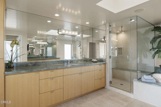3629 Ocean Drive, Oxnard CA: https://media.crmls.org/mediaz/8ec3dee8-d19f-4591-8732-018e87176235.jpg
