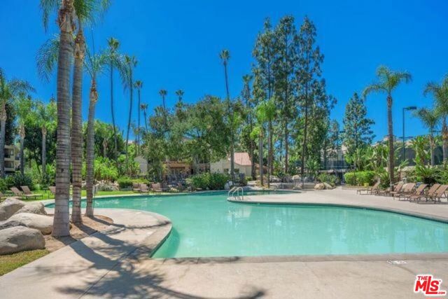 5530 Owensmouth Avenue, Woodland Hills CA: https://media.crmls.org/mediaz/8ec4bef0-4a54-45cb-8821-b48d11f12d16.jpg