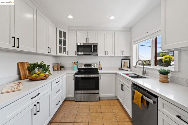 1547 68Th Ave, Oakland CA: https://media.crmls.org/mediaz/8ec61435-bc0f-4cf7-a0a4-922496a92300.jpg