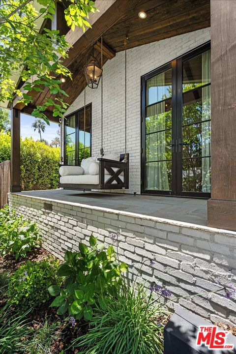 2835 Westbrook Avenue, Los Angeles CA: https://media.crmls.org/mediaz/8ec6c096-975b-4324-846c-bef5736f8939.jpg