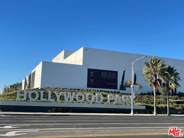 9009 S Calvin Way, Inglewood CA: https://media.crmls.org/mediaz/8ec84158-00ef-4622-b814-727f5822abc0.jpg