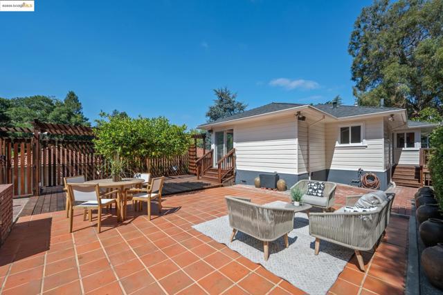 6141 Broadway Ter, Oakland CA: https://media.crmls.org/mediaz/8ec85baa-c4b0-480b-acb3-9c7b1e16c3ff.jpg