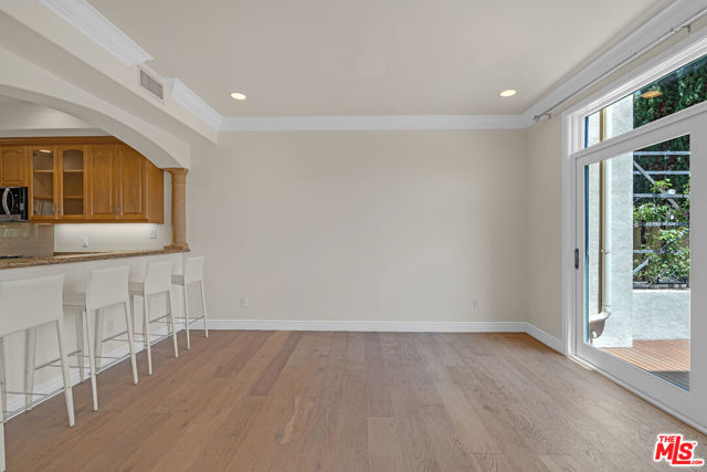 1022 10th Street, Santa Monica CA: https://media.crmls.org/mediaz/8ec8820f-5e6f-461a-90f8-02bd2c00be0c.jpg