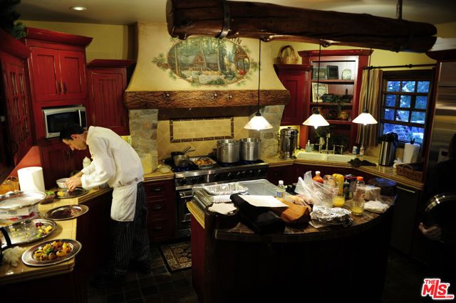 365 Mittry Lane, Lake Arrowhead CA: https://media.crmls.org/mediaz/8ec8db50-997f-43c3-9ed0-e82e3b94457a.jpg