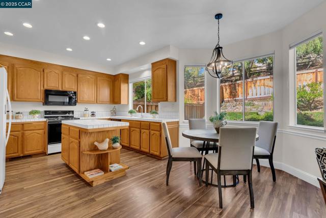 337 Saclan Terrace, Clayton CA: https://media.crmls.org/mediaz/8ec8e4dc-fe68-4805-9c15-68e5c2db0107.jpg