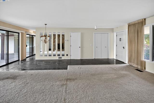 20521 Upper Hillview Dr, Sonora CA: https://media.crmls.org/mediaz/8eca4ee9-3360-4f24-9451-a3541c67afd8.jpg