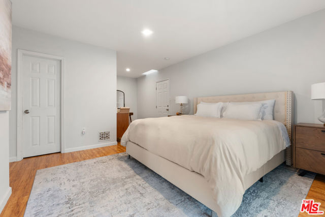 311 N Doheny Drive, Beverly Hills CA: https://media.crmls.org/mediaz/8ecbc9db-425a-4b9a-ba28-9db2426c7f1f.jpg