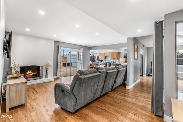 1215 Lawrence Way, Oxnard CA: https://media.crmls.org/mediaz/8ecbcbea-d14f-4654-98b8-982b24037eb8.jpg