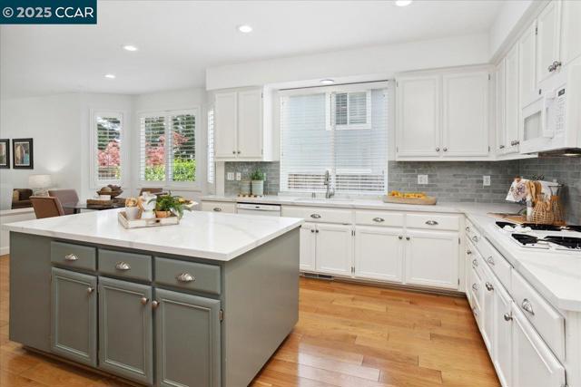 3062 Windmill Canyon Dr, Clayton CA: https://media.crmls.org/mediaz/8ecbf605-ceda-4b7a-b0c3-bac078c45e25.jpg