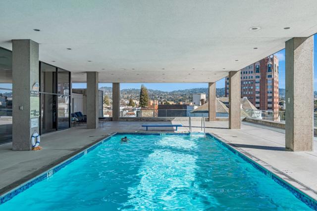565 Bellevue Avenue, Oakland CA: https://media.crmls.org/mediaz/8eccb3d4-0ba3-476a-b9f9-8eb55c087929.jpg