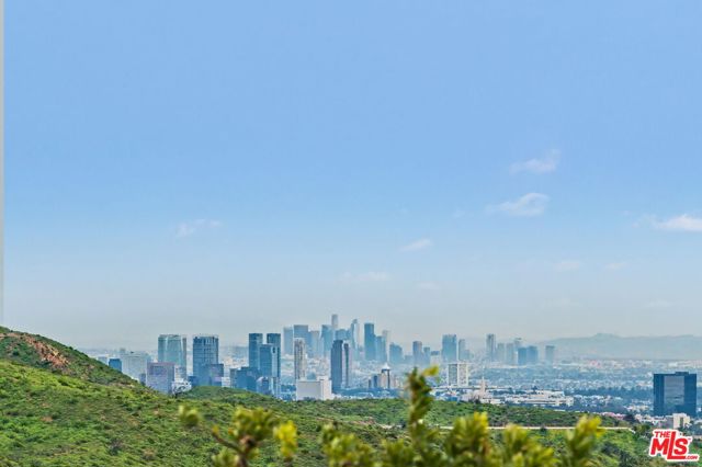 1305 Duende Lane, Pacific Palisades CA: https://media.crmls.org/mediaz/8eccfaa9-8be5-499c-a979-cdf88639c715.jpg