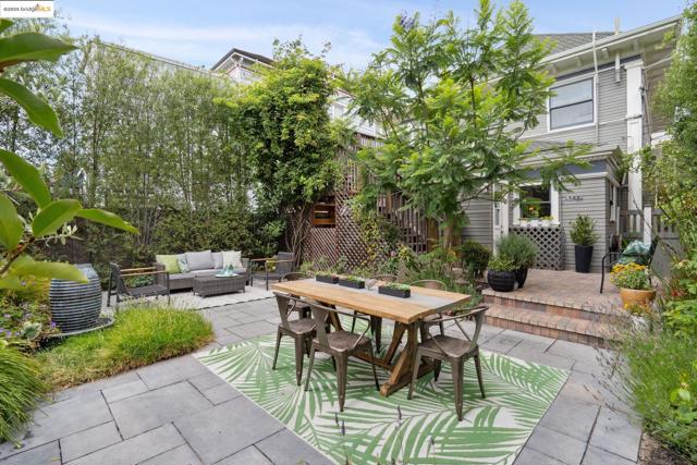 1042 Santa Clara Ave, Alameda CA: https://media.crmls.org/mediaz/8ecd4677-e417-4dc1-bf61-a0fefd889d92.jpg