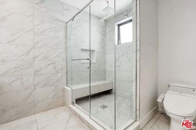 733 1/2 N Gramercy Place, Los Angeles CA: https://media.crmls.org/mediaz/8ecd4e2c-7d4f-47d9-8082-5fd6429cf256.jpg