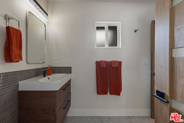 4430 Natoma Avenue, Woodland Hills CA: https://media.crmls.org/mediaz/8ecd8cd7-060a-43bb-b7bb-75c2c0e70129.jpg