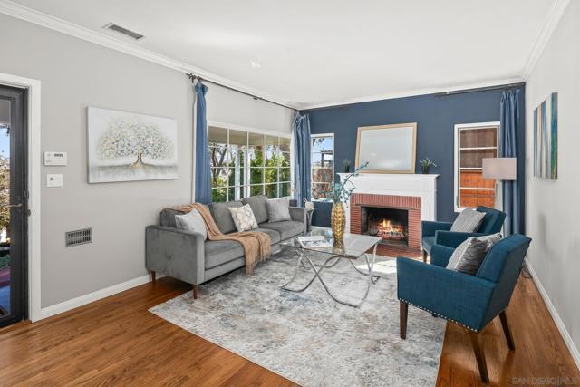 3733 La Cresta Dr, San Diego CA: https://media.crmls.org/mediaz/8ecda1ab-1dd1-48f3-aebb-f9ed40dc7cb7.jpg