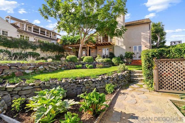 7725 Whitefield Pl, La Jolla CA: https://media.crmls.org/mediaz/8ecf02df-b106-48aa-a24a-ffe5f6c697b9.jpg