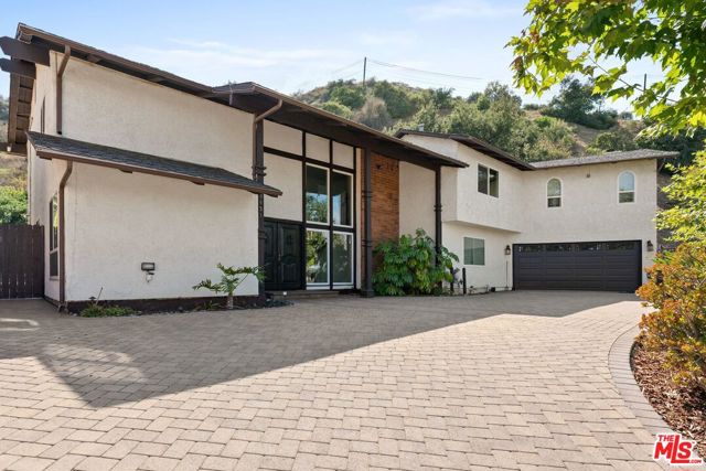 3831 Saint Johnswood Drive, Woodland Hills CA: https://media.crmls.org/mediaz/8ed058ca-0f13-4f08-95b2-0f8d23b863a5.jpg