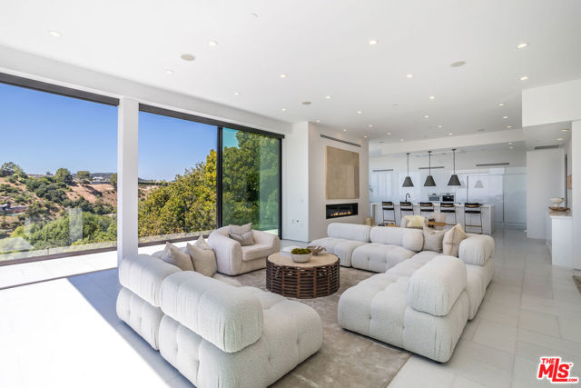 9406 Lloydcrest Drive, Beverly Hills CA: https://media.crmls.org/mediaz/8ed08759-9ccb-4154-ad56-d1028a2c985d.jpg